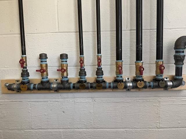 Gas manifold — Labeled shut-off valves
